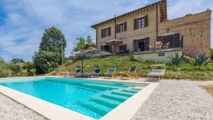 eine Villa mit einem Pool vor einem Haus in der Unterkunft CASA EUSEBIA 8&4, Emma VIllas in Città della Pieve
