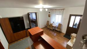 een woonkamer met een televisie en een eetkamer bij Bretsara in Bistriţa