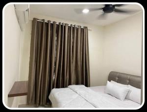 Ένα ή περισσότερα κρεβάτια σε δωμάτιο στο Shazz Homestay by Paradigma