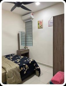 Ένα ή περισσότερα κρεβάτια σε δωμάτιο στο Shazz Homestay by Paradigma
