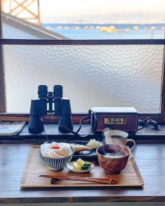 uma mesa com um prato de comida e uma balança em Minato-no Akari em Hayama