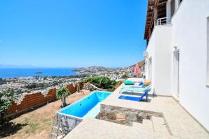 een villa met een zwembad en uitzicht op de oceaan bij Wohnung mit Meerblick in Bodrum City