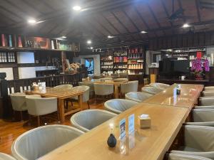 restauracja ze stołami i białymi krzesłami w pokoju w obiekcie 奕青民宿-梅酒 梅精 法國麵包plum winery guesthouse w mieście Shuili