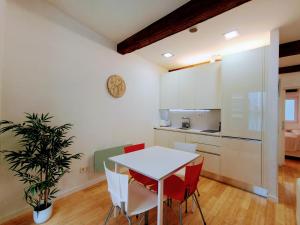 uma cozinha e sala de jantar com uma mesa branca e cadeiras em Céntrico y con encanto 'El Mirador de Chapitela' em Pamplona
