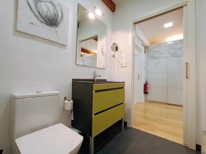 uma casa de banho com um WC e um armário amarelo em Céntrico y con encanto 'El Mirador de Chapitela' em Pamplona