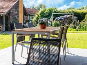 Gambar di galeri bagi Holiday home in Limburg with terrace di Schinnen