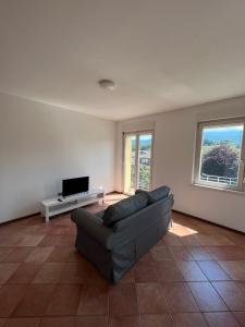 TV a/nebo společenská místnost v ubytování Cavallo, bilocale vista montagne