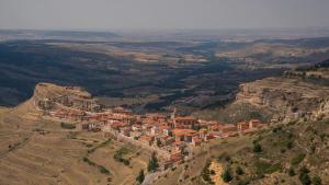 una pequeña ciudad al lado de una montaña en Casa Rural El Olmo en Gúdar