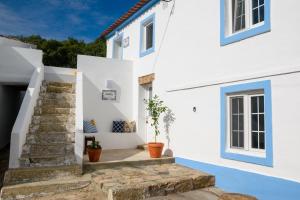 een wit huis met een trap ervoor bij Casa das Pedras Country Retreat in Santo António das Areias