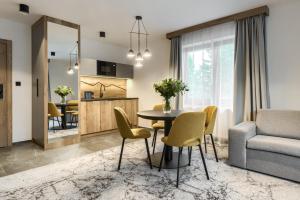 Posezení v ubytování Szlakami 5 Dolin - apartamenty obok Doliny Strążyskiej - sauna i parking GRATIS!