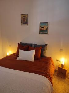um quarto com uma cama grande e 2 candeeiros em Lo Mas dei Santés em Bédarrides