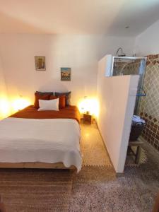 um quarto com uma cama grande e uma escada em Lo Mas dei Santés em Bédarrides