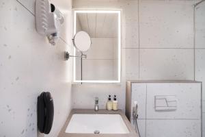 Lemon Tree Hotel, Rajkot的一间浴室