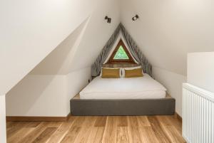 Postel nebo postele na pokoji v ubytování Szlakami 5 Dolin - apartamenty obok Doliny Strążyskiej - sauna i parking GRATIS!