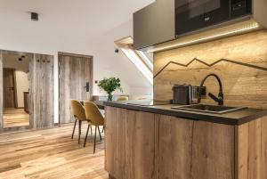 Kuchyň nebo kuchyňský kout v ubytování Szlakami 5 Dolin - apartamenty obok Doliny Strążyskiej - sauna i parking GRATIS!