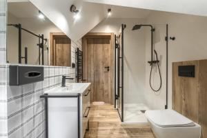 Koupelna v ubytování Szlakami 5 Dolin - apartamenty obok Doliny Strążyskiej - sauna i parking GRATIS! + 37 fotografií