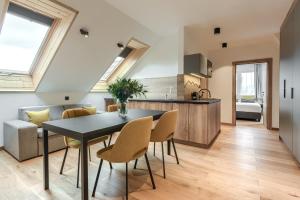 Kuchyň nebo kuchyňský kout v ubytování Szlakami 5 Dolin - apartamenty obok Doliny Strążyskiej - sauna i parking GRATIS!