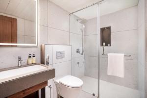 Lemon Tree Hotel, Rajkot的一间浴室