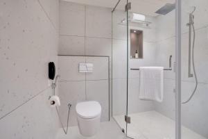 Lemon Tree Hotel, Rajkot的一间浴室