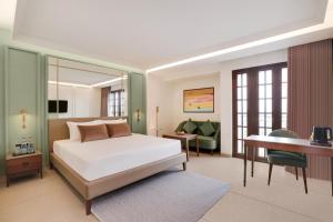 Lemon Tree Hotel, Rajkot客房内的一张或多张床位