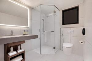 Lemon Tree Hotel, Rajkot的一间浴室