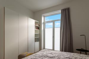 um quarto com uma cama e uma janela em Beachside Lounges California Gartenlounge C1 em Kalifornien