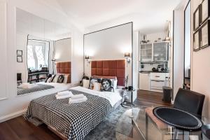 a bedroom with a bed and a large mirror at Premium Apart Varsovia Alice 2 in Warsaw