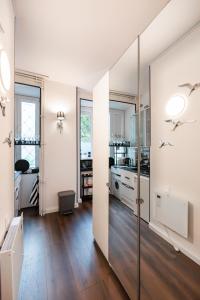 a large white kitchen with a large mirror at Premium Apart Varsovia Alice 2 in Warsaw