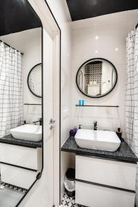 a bathroom with two sinks and a mirror at Premium Apart Varsovia Alice 2 in Warsaw