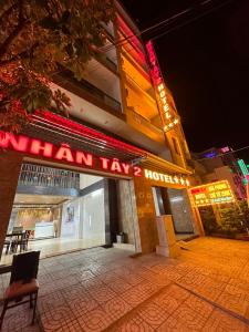 um edifício com um sinal que diz motel de impostos humanos em Nhan Tay 2 Hotel em Can Tho