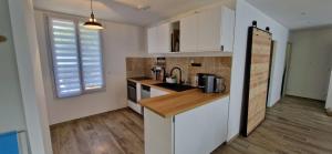 Belleville-sur-MerにあるHouse for 4 To 6 Peoplecの白いキャビネットとカウンタートップを備えたキッチン