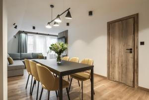 Posezení v ubytování Szlakami 5 Dolin - apartamenty obok Doliny Strążyskiej - sauna i parking GRATIS!