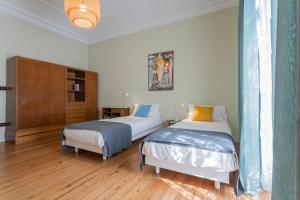 1 dormitorio con 2 camas y suelo de madera en Casa Dora by Wonderful Italy en Turín