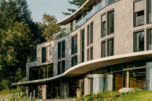 uma vista exterior de um edifício com janelas em Luisenhöhe - Gesundheitsresort Schwarzwald em Horben