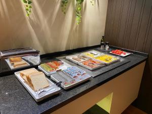 un buffet con diferentes tipos de comida en un mostrador en Chi, en Barcelona