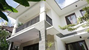 Una casa moderna con paredes y ventanas blancas. en Villa 3-Bedroom with pool, en Canggu