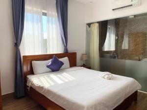 מיטה או מיטות בחדר ב-Kim Ngân Hotel