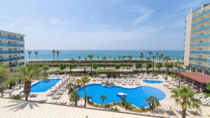 einem Luftblick auf ein Resort mit Pool und Meer in der Unterkunft Golden Taurus Aquapark Resort in Pineda de Mar