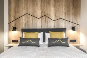 Postel nebo postele na pokoji v ubytování Szlakami 5 Dolin - apartamenty obok Doliny Strążyskiej - sauna i parking GRATIS!