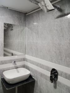 uma casa de banho com um WC e um lavatório em HOTEL RK VILLA em Vadodara