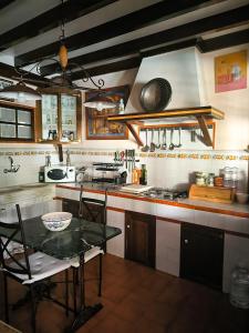 eine Küche mit einem Tisch und einer Arbeitsplatte in der Unterkunft La Casa del Obispo in Almagro
