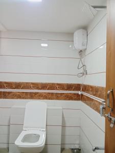 ein Bad mit einem WC und einer Kamera in der Unterkunft HOTEL RK VILLA in Vadodara