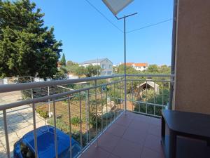 a balcony with a view of a yard at Apartmani Rameša in Murter