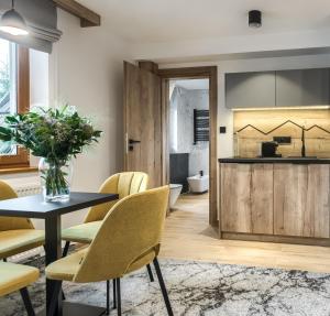 Kuchyň nebo kuchyňský kout v ubytování Szlakami 5 Dolin - apartamenty obok Doliny Strążyskiej - sauna i parking GRATIS!