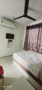 Säng eller sängar i ett rum på Hotel Kalyan