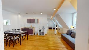 ein Wohnzimmer mit einem Esstisch und einer Küche in der Unterkunft Loftwohnung im tollen Hinterhaus in Leipzig