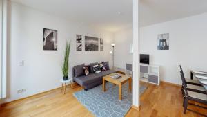 ein Wohnzimmer mit einem Sofa und einem Tisch in der Unterkunft Loftwohnung im tollen Hinterhaus in Leipzig