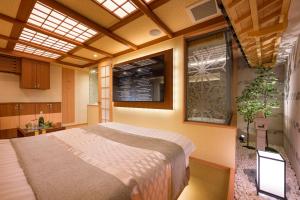 um quarto com uma cama grande num quarto em Hotel P'sResort Adults only 大人専用 em Tóquio