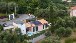 een huis met zonnepanelen op het dak bij La Valle Incantata in Lerici