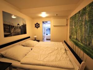 een slaapkamer met een groot bed in een kamer bij Ferienwohnung De Schuufut in Dorum